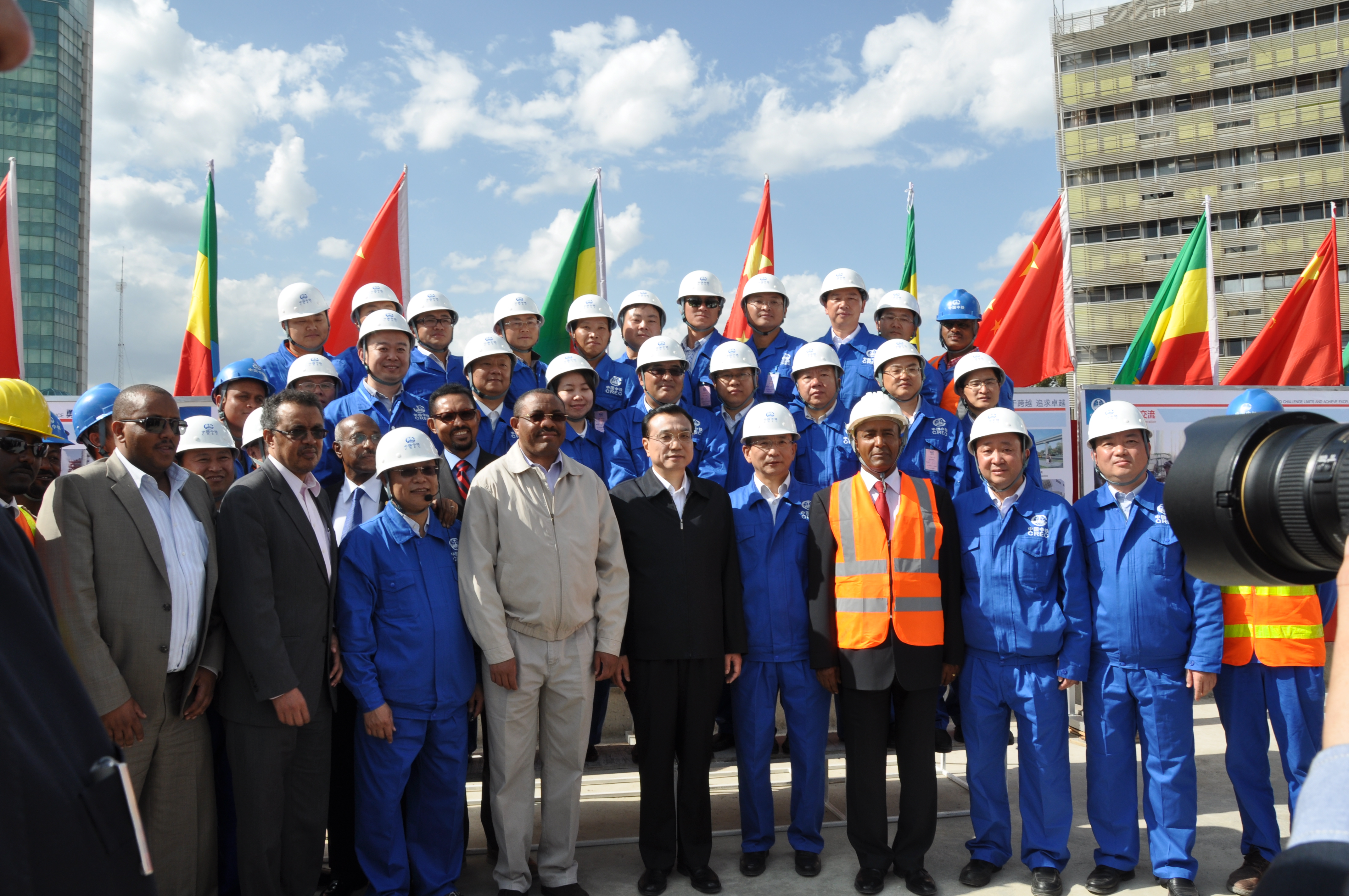 8.2014年5月5日 国务院总理李克强（右五）、埃塞俄比亚总理海尔马里亚姆（右六）与中国中铁埃塞轻轨员工合影