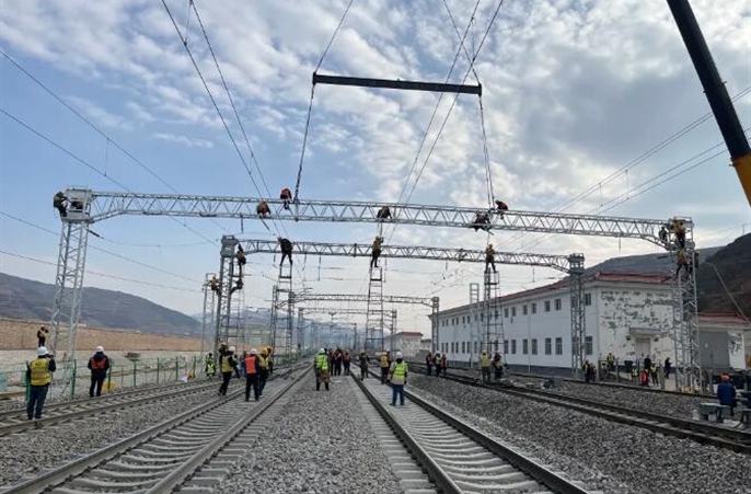 甘肃岷州陆港铁路专用线项目首组硬横梁成功架设